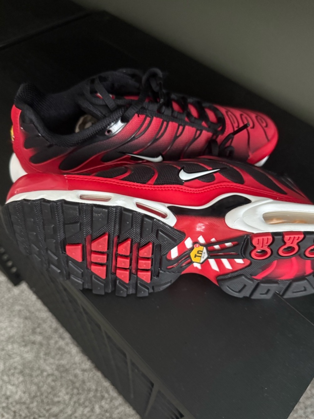 Nike Air Max Plus TN Red Black Gradient Sneakers Size 6.5 Like New